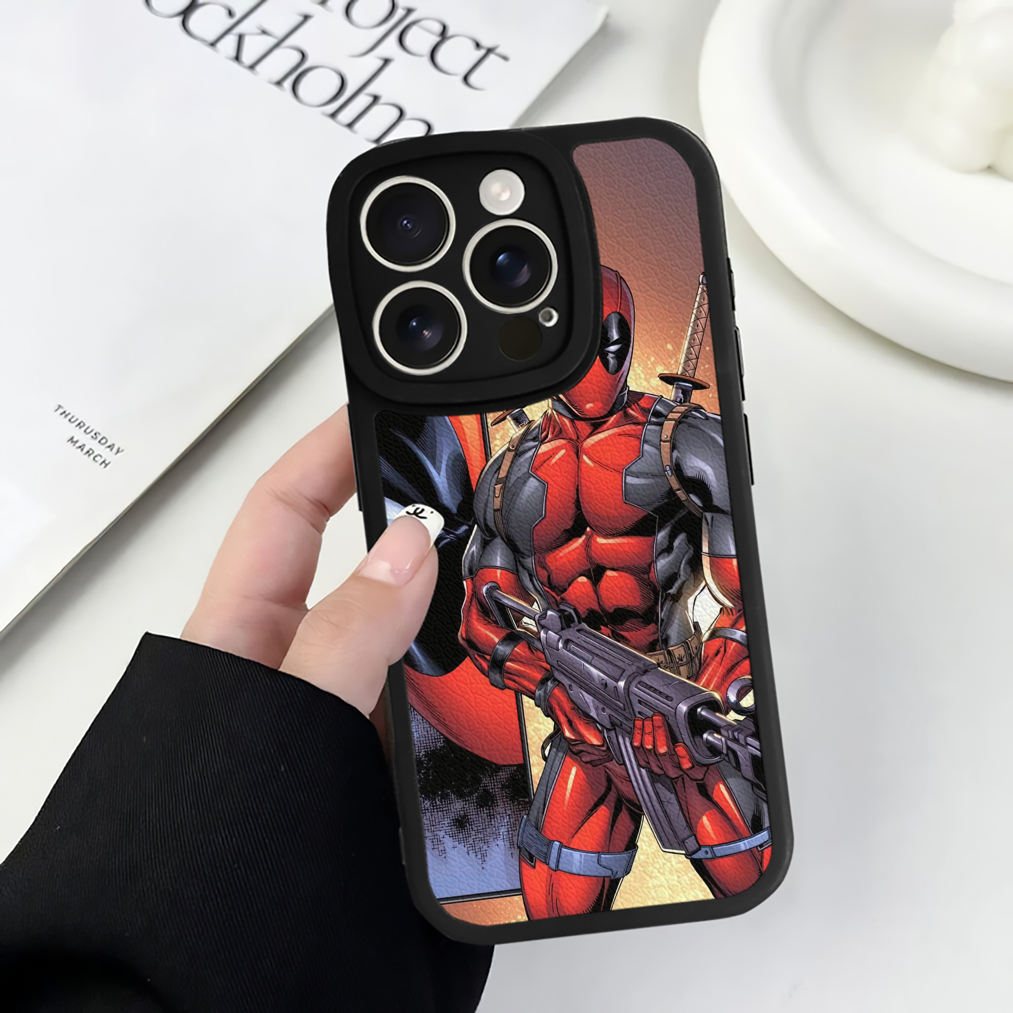 （画像用） Deadpool デッドプール 【iPhone 16シリーズ対応】シリコンスマホケース（レザー調） 材質：シリコン